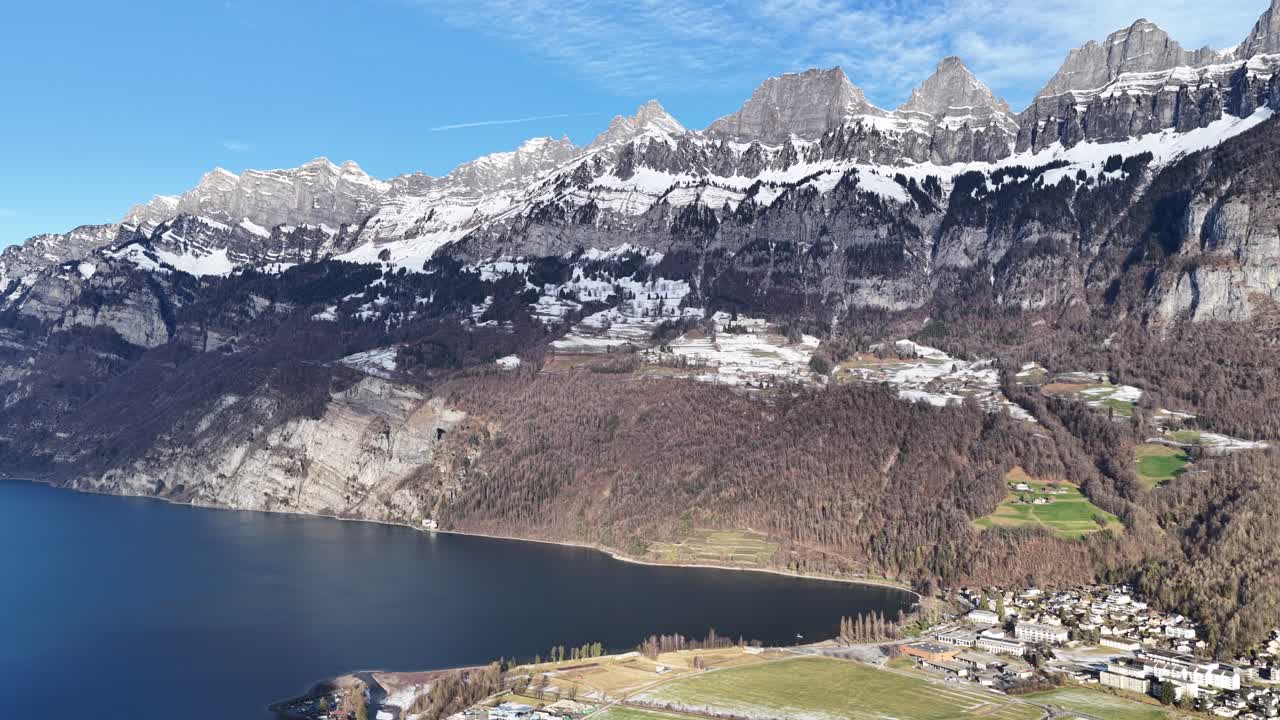 Ilmakuva Walensee-järvestä ja Churfirsten-vuorista Walenstadtin yläpuolella, Sveitsissä.