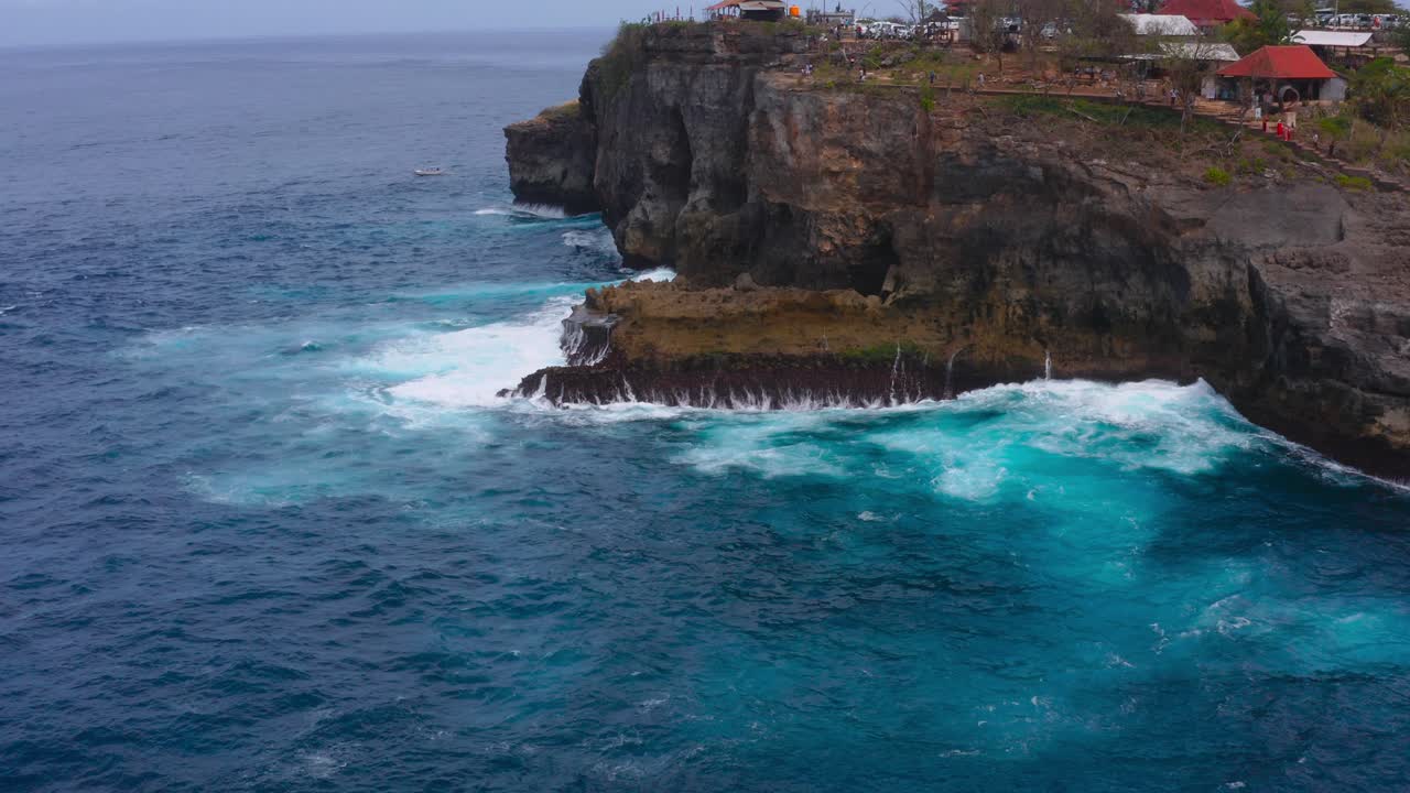 impresionante toma aérea de las olas y muchos tonos de agua azul en el acantilado de nusa penida angels billabong en indonesia