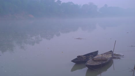 Hay-Barcos-Amarrados-Al-Río-Al-Amanecer-Del-Invierno