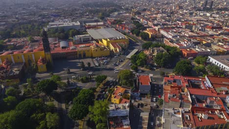 hiperlapso que muestra una de las vías principales de la ciudad de puebla, llamada &quot;boulevard 5 de mayo&quot; cerca de la catedral