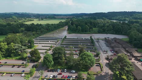 Encima-De-Un-Enorme-Espacio-De-Estacionamiento-En-El-Pueblo-Comercial-De-Trentham-En-Inglaterra,-Reino-Unido