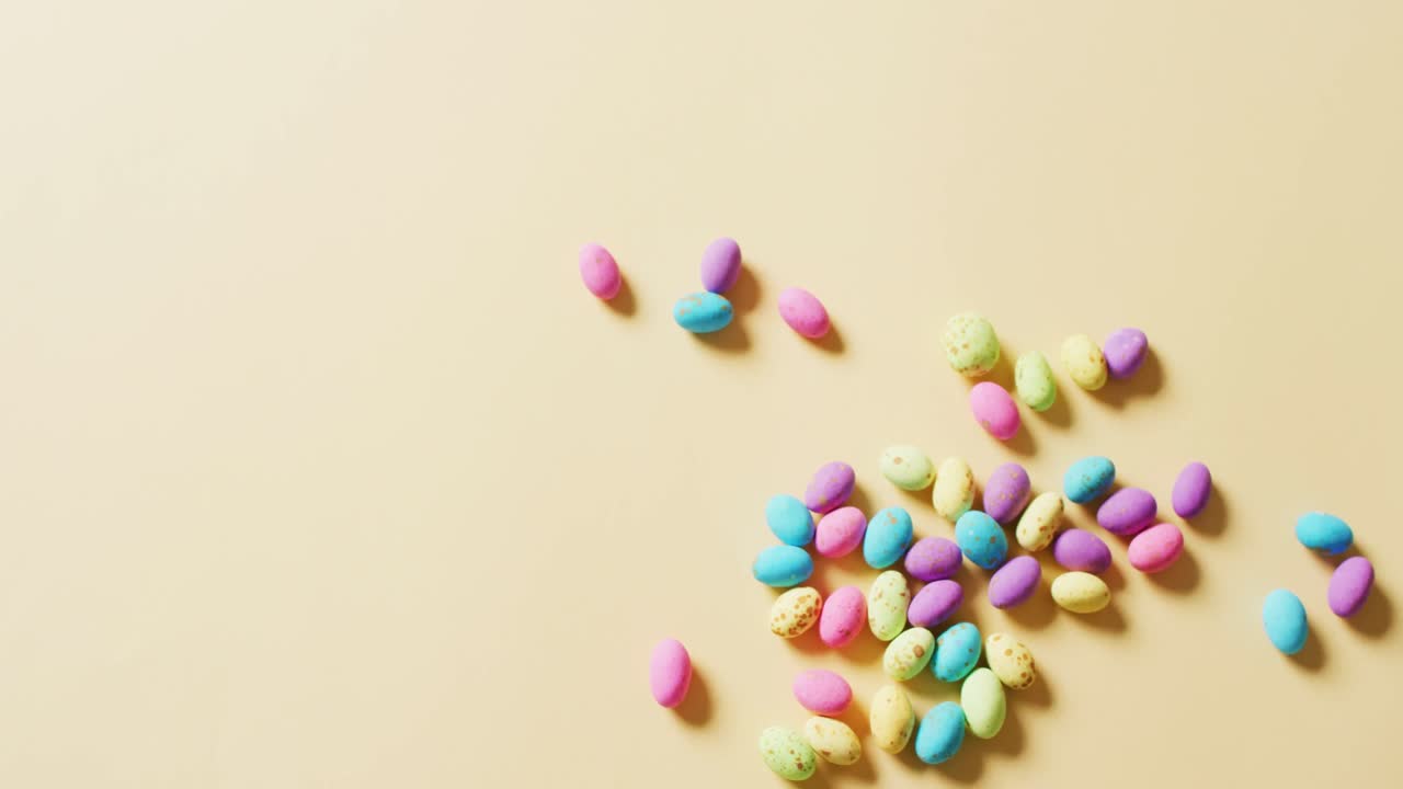 múltiples huevos de pascua coloridos en fondo amarillo con espacio de copia