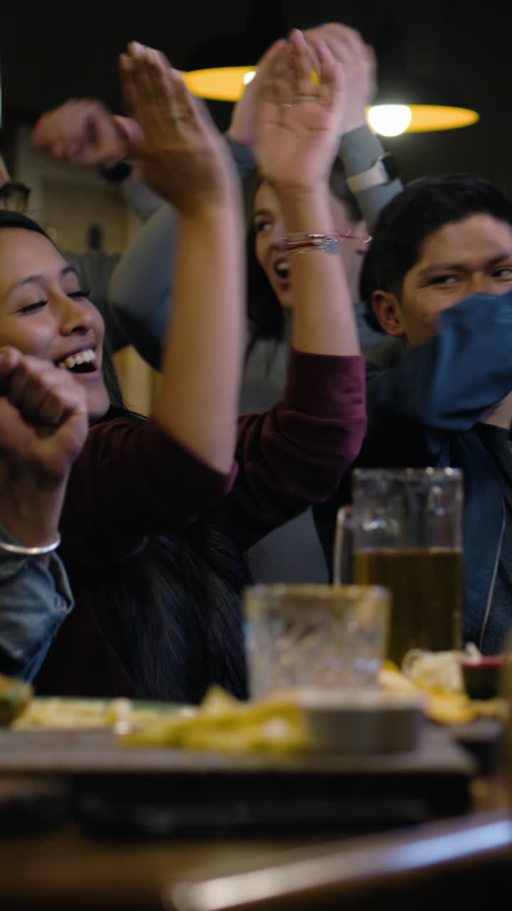 amigos viendo un juego.