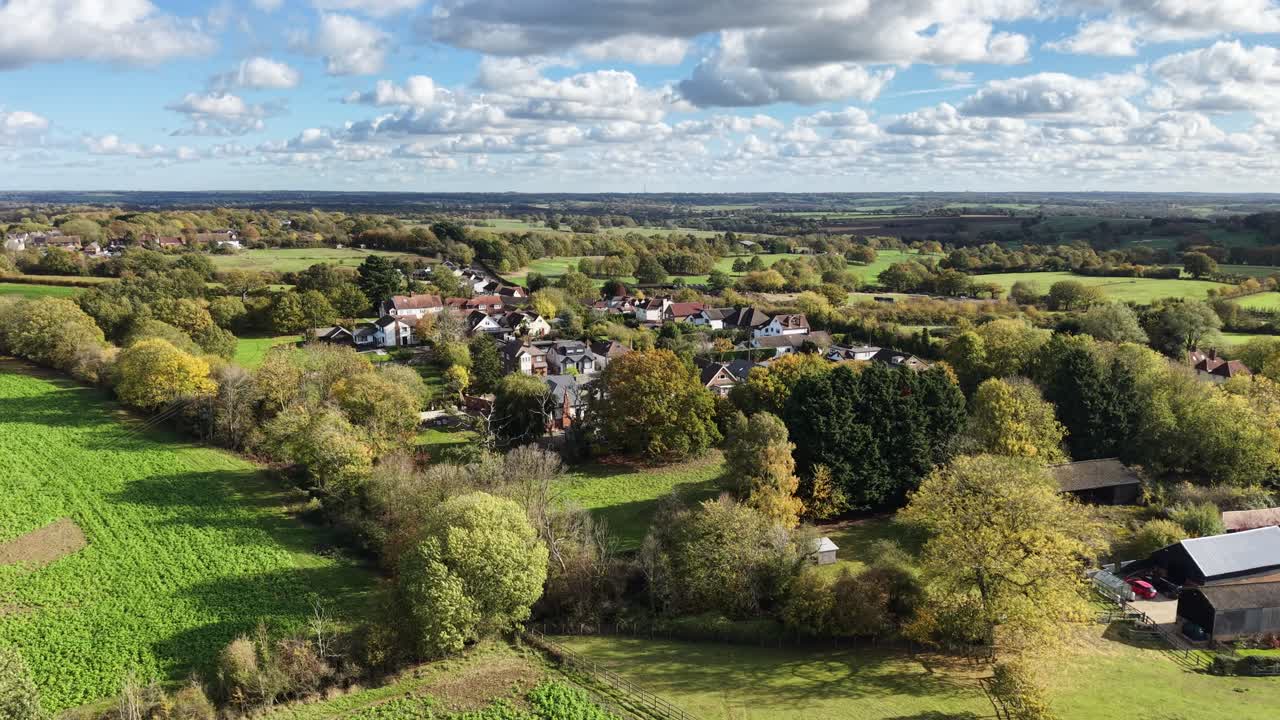 Toot Hill Village Essex UK Panorerende droneopptak fra luften høst 4K-videoer