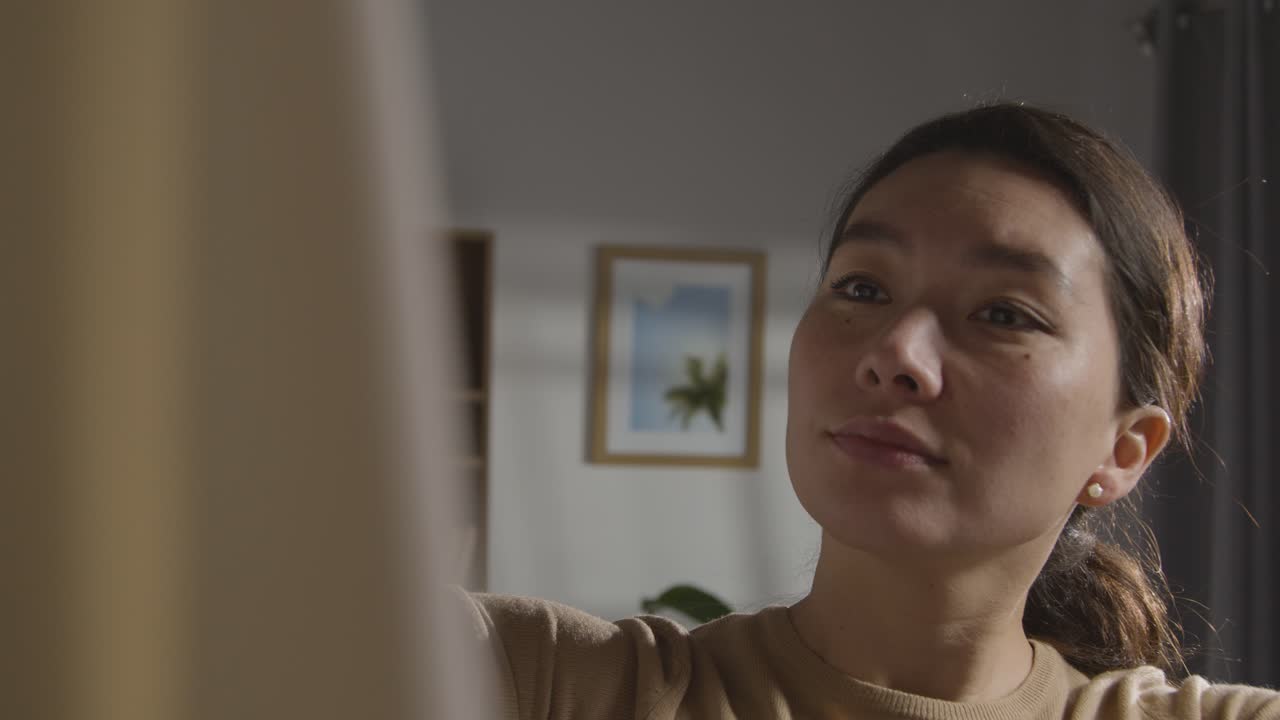 mujer joven en casa recién salida de la ducha eligiendo traje de negocios del armario para una entrevista de trabajo