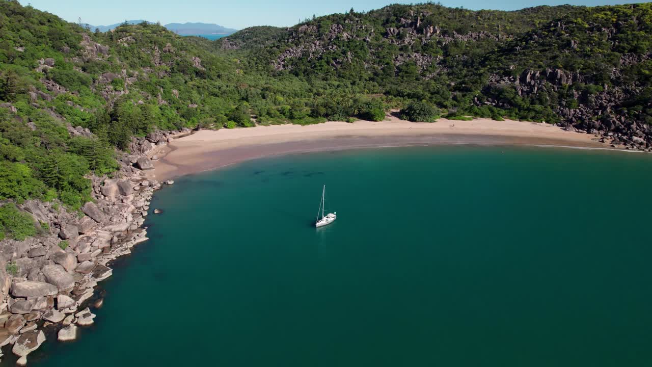 Lähestyvä droonikuva veneestä Radical Bayn rannalla Magnetic Islandilla kauniina aurinkoisena päivänä Queenslandissa, Australiassa.