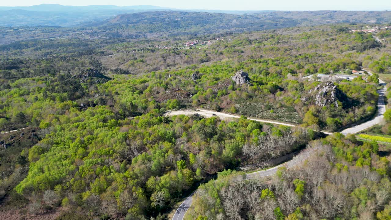 глядя вниз на дороги галисийского массива горного хребта в уренсе, испания из дрона