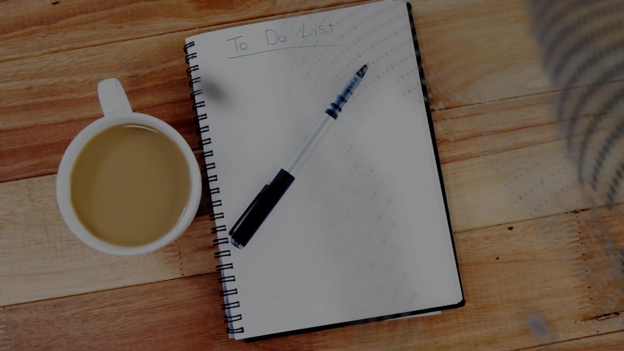 Sovrapposizione a mezzatinta puntinata che si estende in diagonale, spostando il notebook al centro e rivelando una lista di cose da fare.