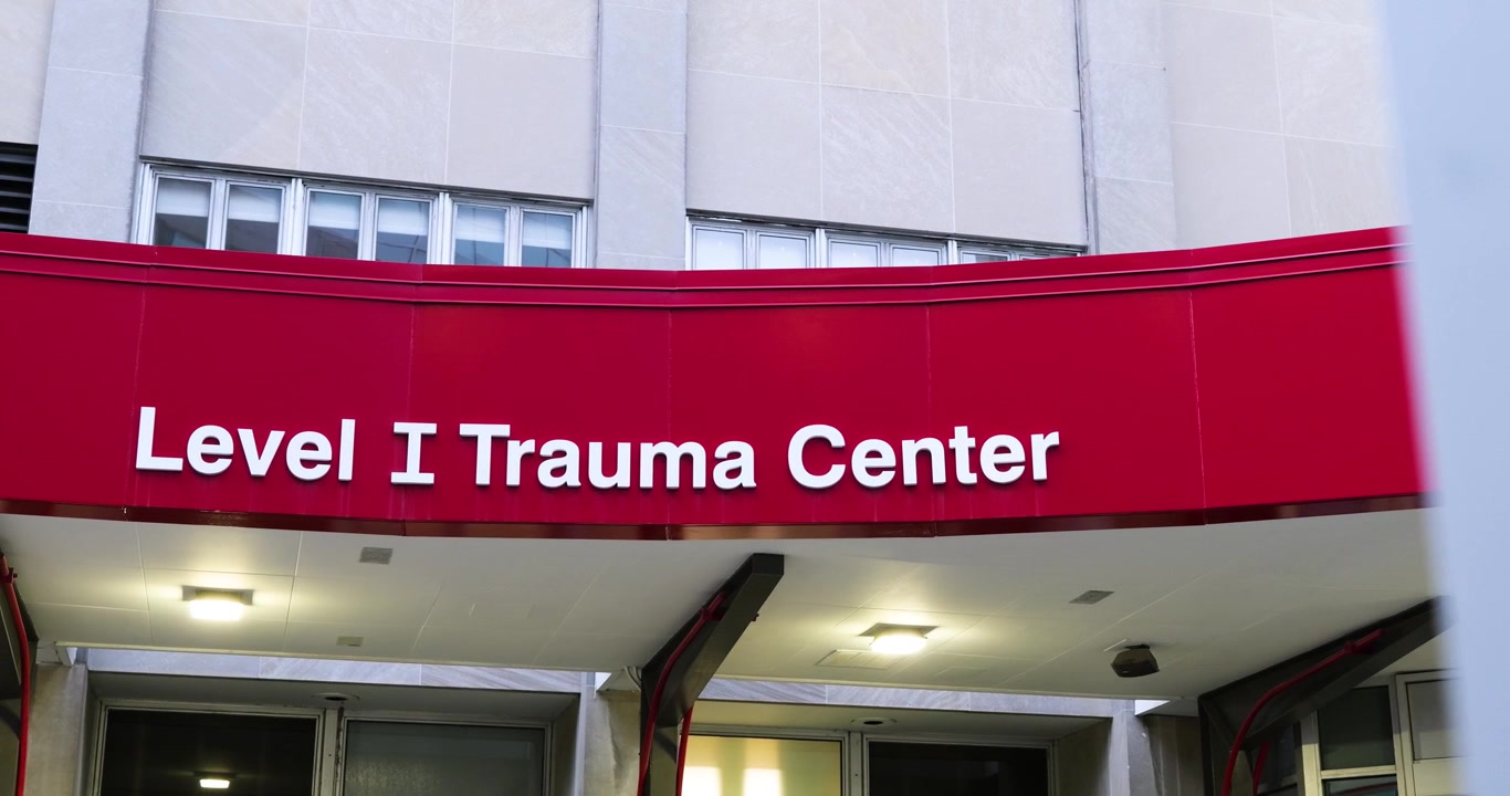 Cedule traumacentra úrovně 1 u vchodu na pohotovost