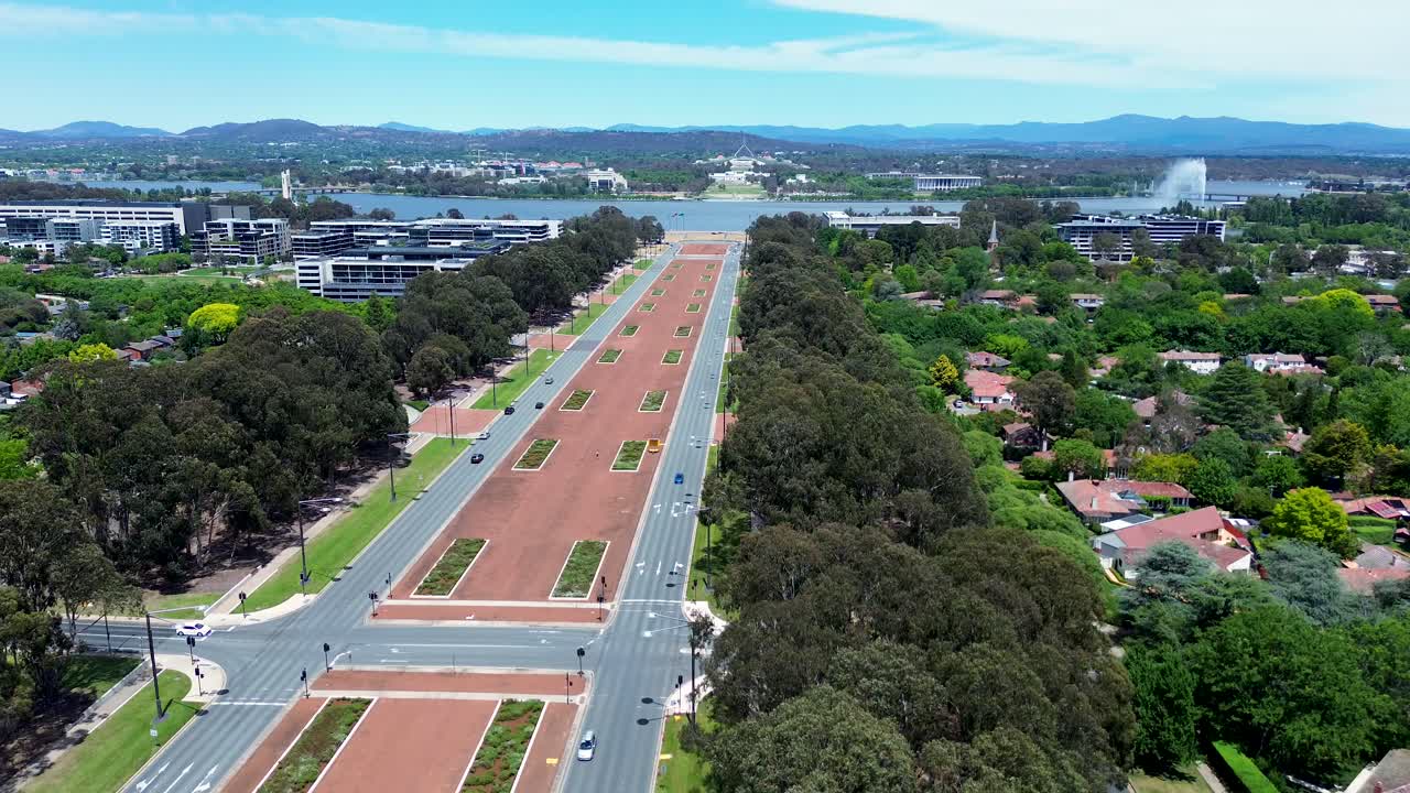 drone panorámica aérea de la casa del parlamento carretera coches de la calle capital colina lago burley griffin canberra acto australia viajes turismo política 4k