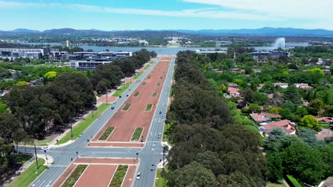 Drohnen-Luftschwenkaufnahme-Des-Parlamentsgebäudes-Straße-Straße-Autos-Hauptstadt-Hügel-Lake-Burley-Griffin-Canberra-Act-Australien-Reisen-Tourismus-Politik-4k