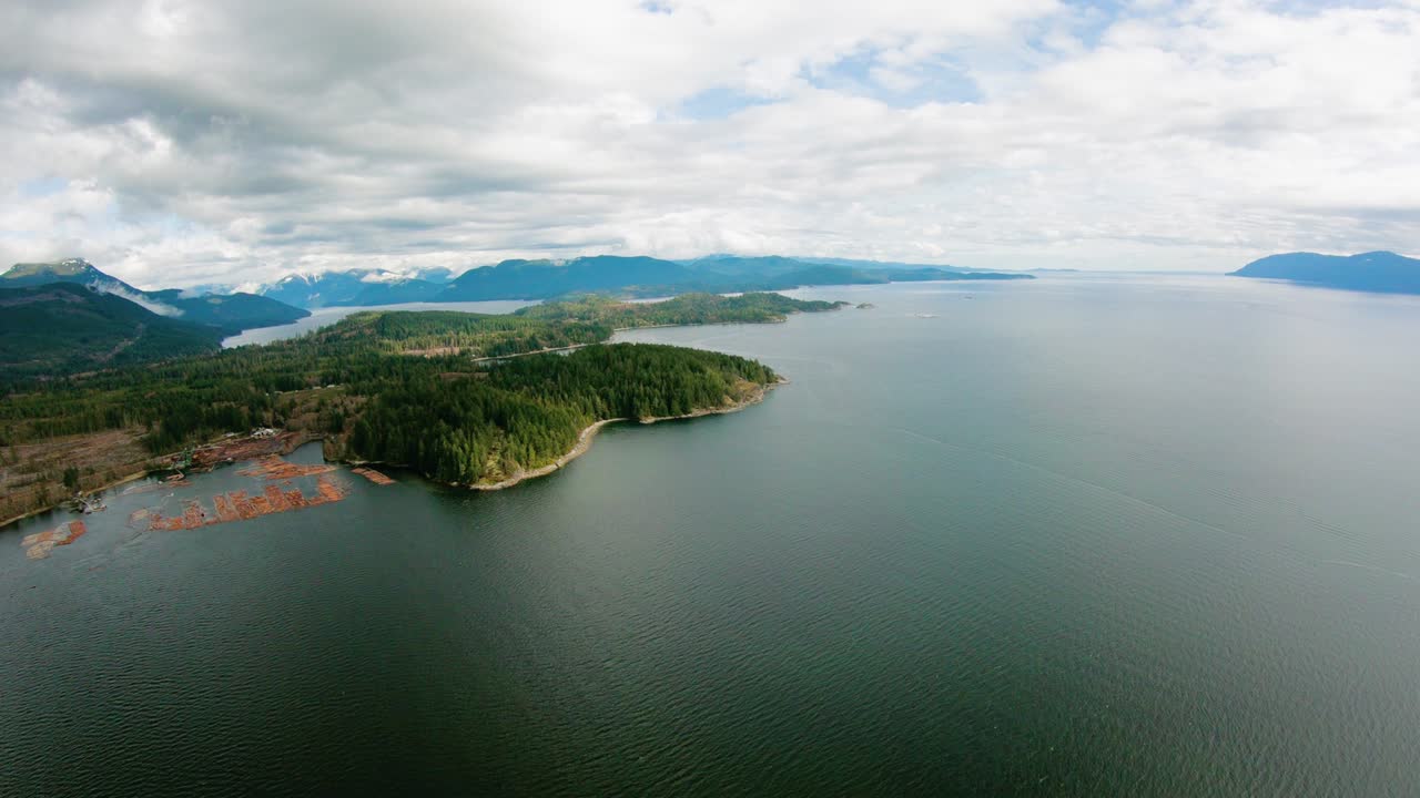 el vuelo de un helicóptero aéreo de la costa de sunshine de stillwater, bc