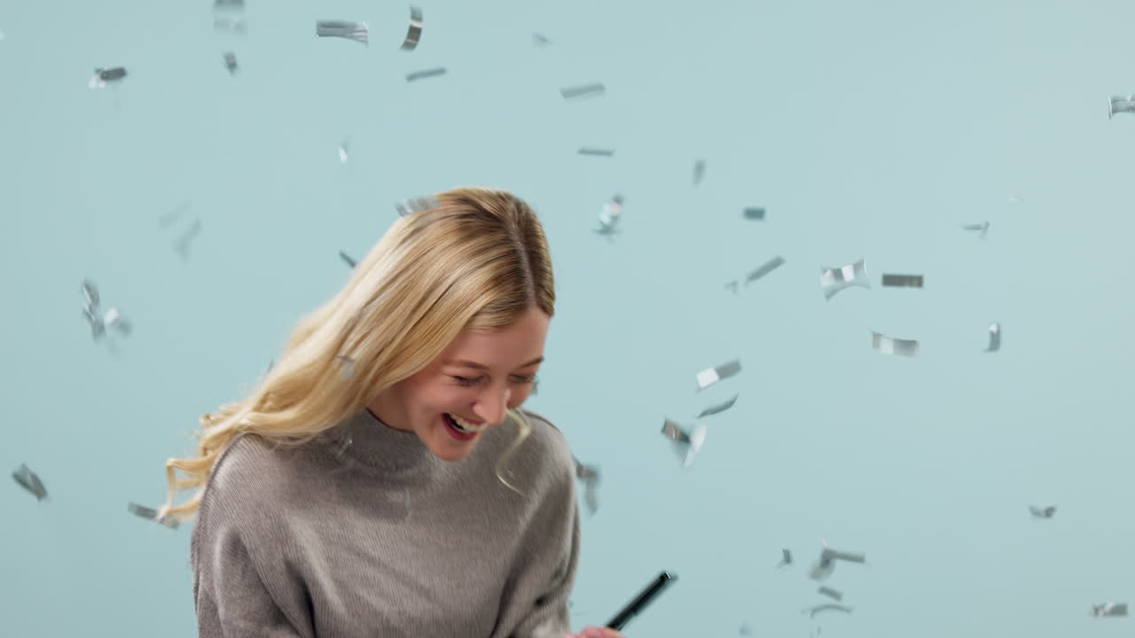 frau, gewinnerin und telefon mit konfetti im erfolg