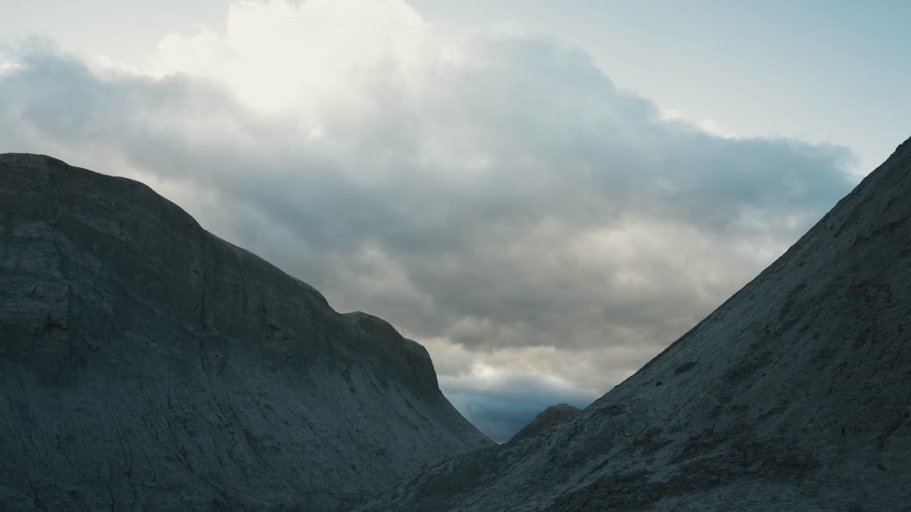 lapso de tiempo de las nubes de tormenta que se forman sobre las cuevas de lodo del arroyo tapiado en el desierto del parque estatal anza borrego