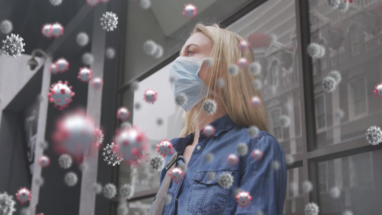 스마트워치를 보는 백인 여성이 얼굴 마스크를 쓰고 있는 바이러스 세포의 애니메이션