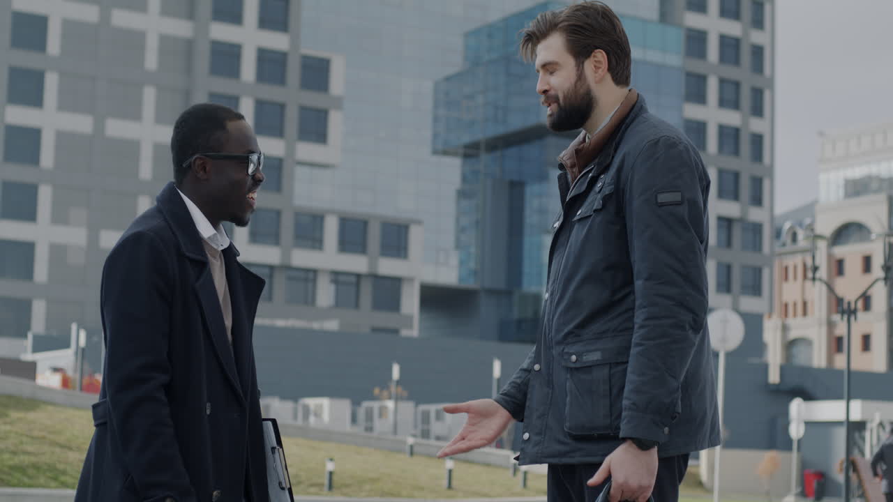 dos hombres en conversación