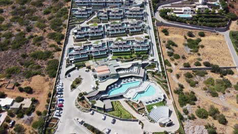 vista del complejo turístico de cayo en grecia creta - aviones no tripulados vuelan vista de pájaro sobre el complejo turístico - se pueden ver casas y muchas piscinas en terraza
