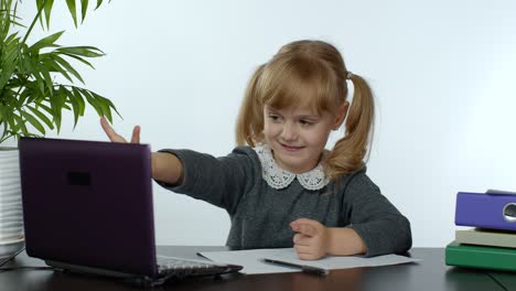 Aprendizaje-En-Línea,-Educación-A-Distancia,-Lección-En-Casa.-Niña-Haciendo-Programa-Escolar-En-Línea-En-La-Computadora