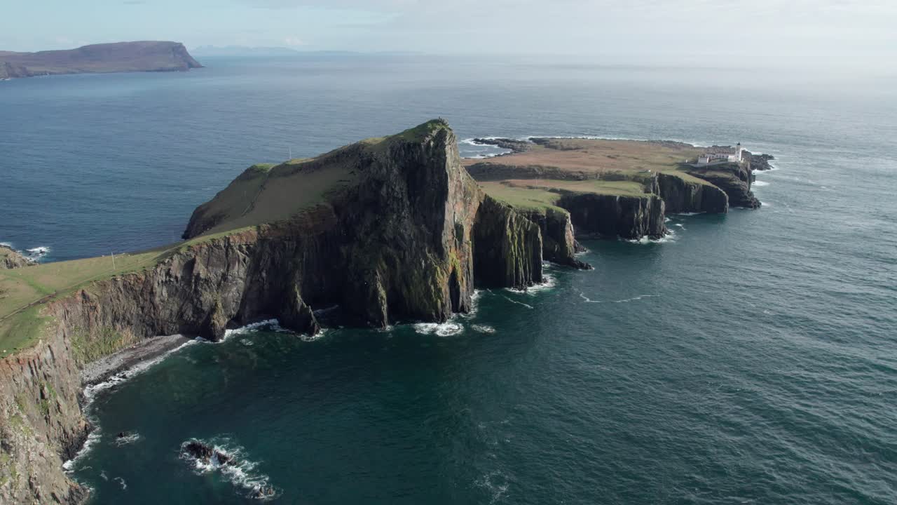 neast point en un día soleado en la isla de skye en escocia
