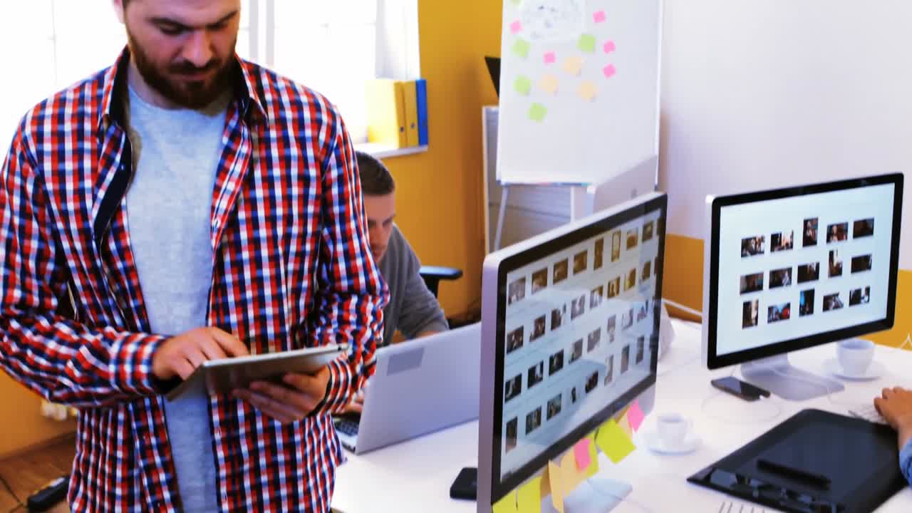 diseñadores gráficos trabajando en su escritorio