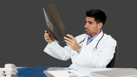 joven médico trabajando en su escritorio