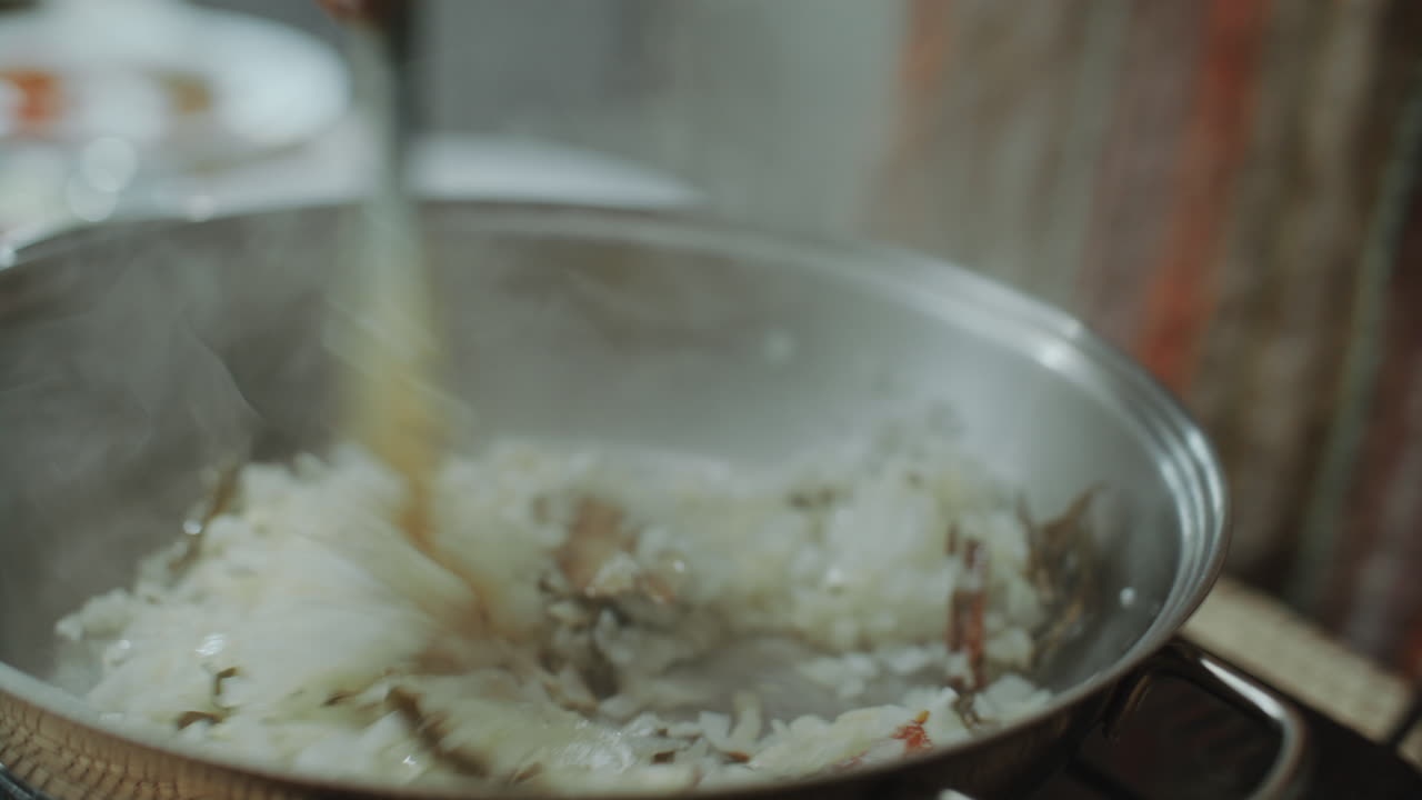 은 양파와 향신료를 스파로 뜨거운 판에 는 클로즈업