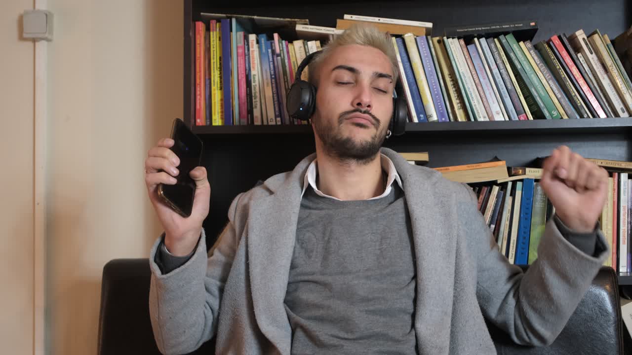 joven escucha y baila