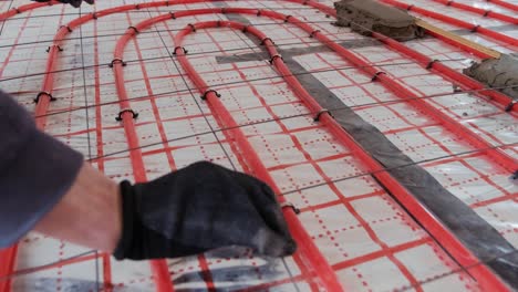instalación de tuberías de calefacción por suelo para la calefacción de agua. sistemas de caleficación. tuberías para un piso aislado térmicamente.