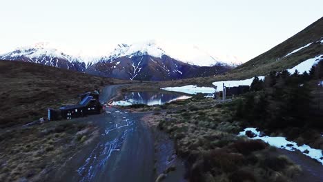 Luftaufnahme-über-Stella-See-Und-Berg-Lyford-Neuseeland---Dolly-Shot