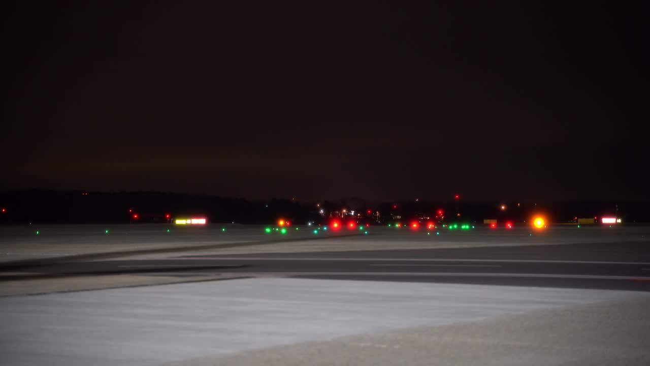 pista de aterrizaje del aeropuerto iluminada por una serie de luces colocadas con precisión