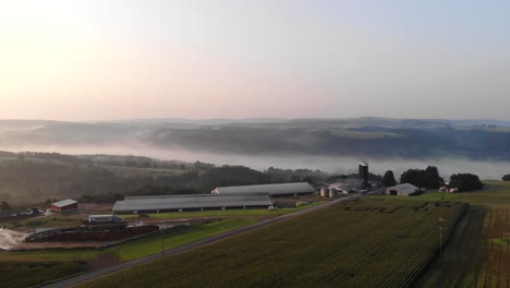 Luftdrohnenaufnahme-Einer-Farm-In-Maine,-Vereinigte-Staaten-Von-Amerika