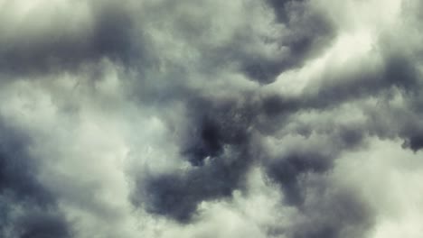 una tormenta en el cielo oscuro con gruesas nubes cumulonimbus en movimiento