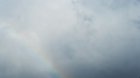 Zeitraffer-Eines-Regenbogens,-Der-Erscheint-Und-Immer-Lebendiger-Wird,-Während-Sich-Wolken-Dahinter-Bewegen