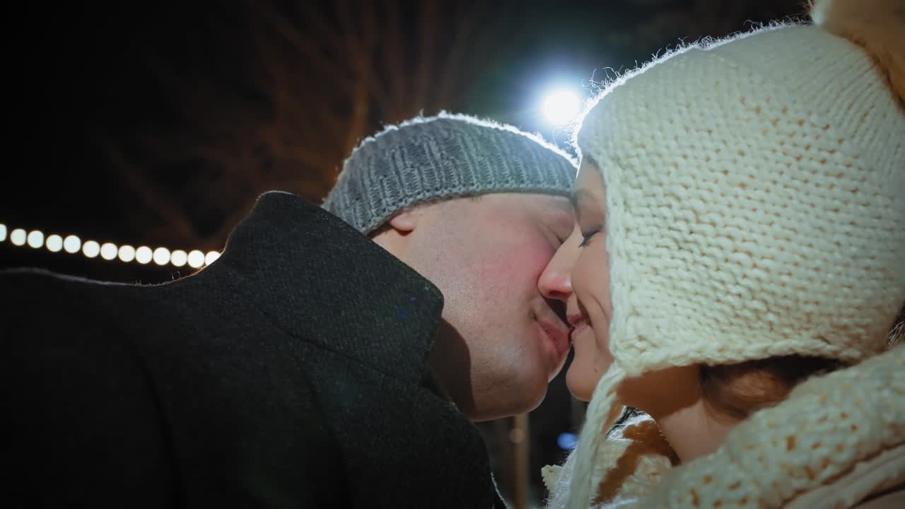 밤에 키스하는 커플