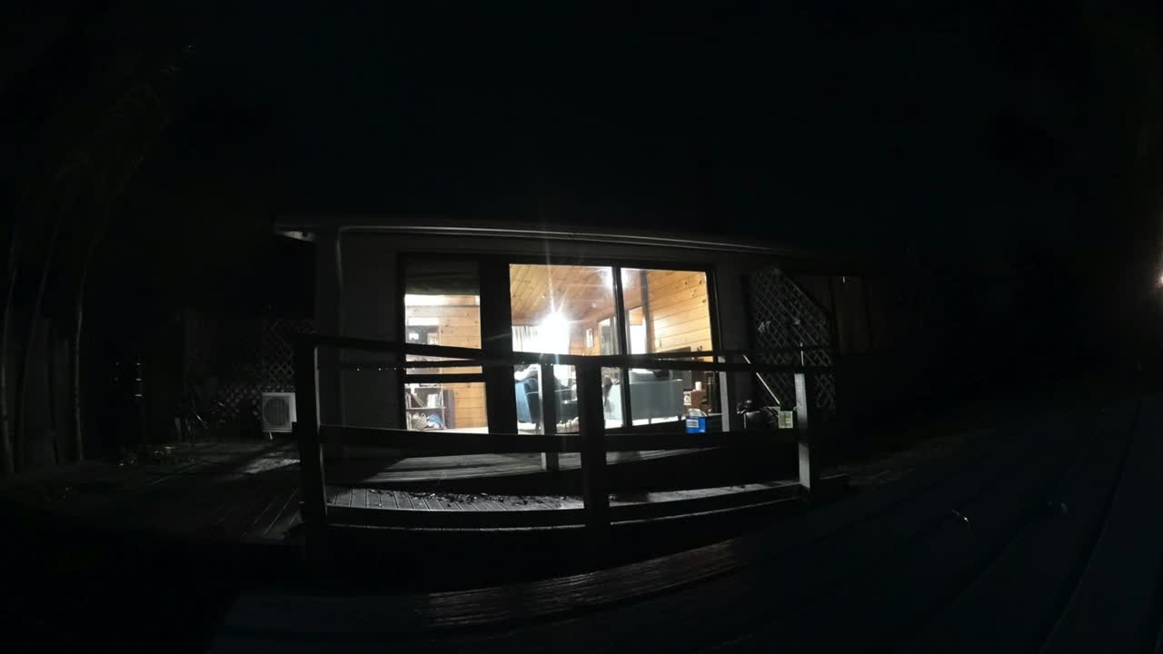 흰색으로 된 집의 시간 경과, 밤에는 집 뒤