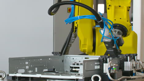 brazos robóticos industriales que trabajan automáticamente en la soldadura de fábricas industriales autónomas inteligentes