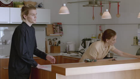 pareja en la cocina