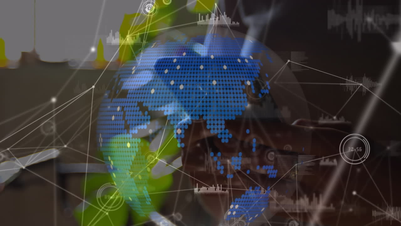 animación del globo y procesamiento de datos sobre una mujer de negocios caucásica que usa un teléfono inteligente