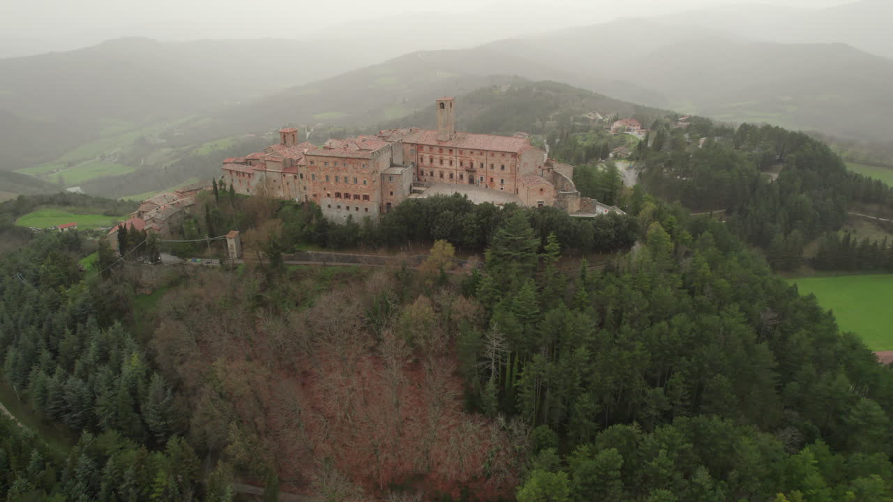 susurros aéreos: revelando los secretos umbrios del monte santa maria tiberina en la toscana, italia