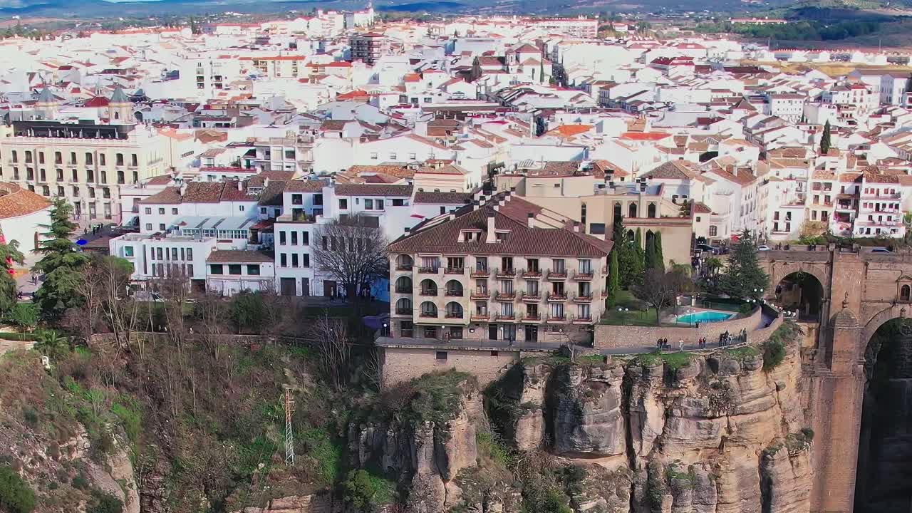 Udsigt over Málaga med bygninger og klipper i dagslys