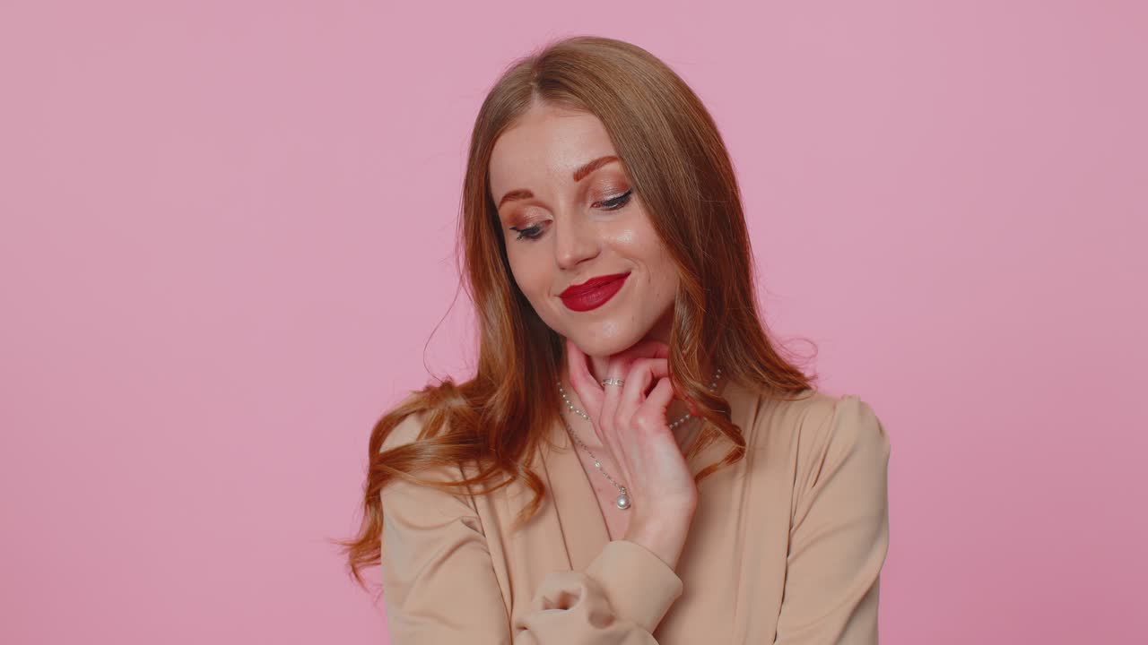 alegre y encantadora mujer de negocios modelo de moda en blusa beige sonriendo y mirando a la cámara
