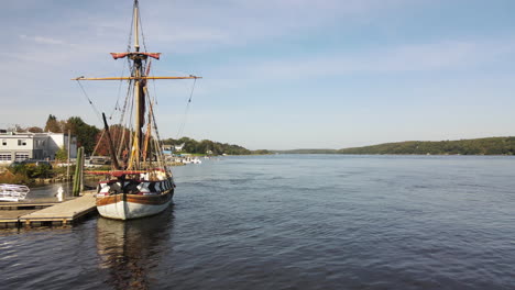 Luftaufnahme-Des-Bootes-Pinnace-Virginia-Auf-Dem-Fluss-Kennebec