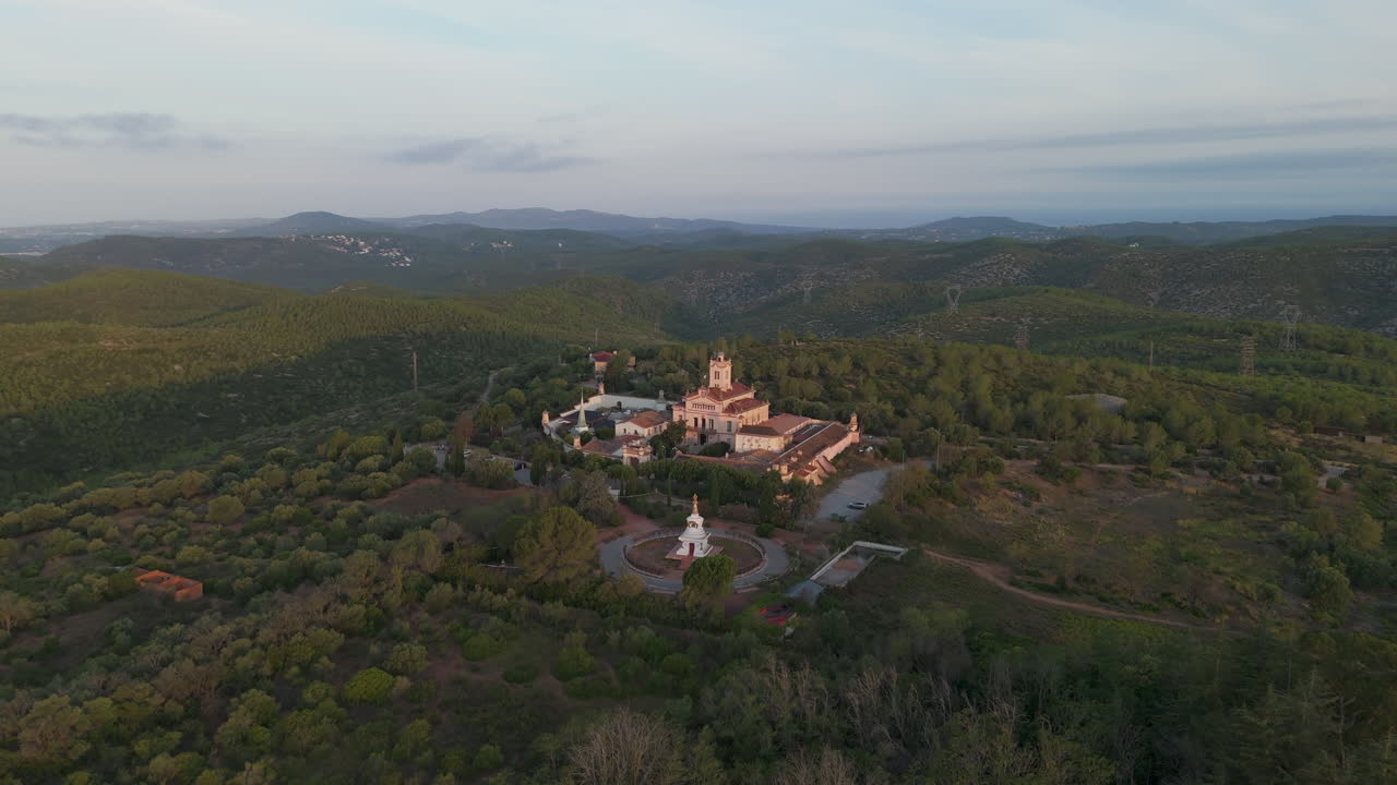 templo budista capturado por un dron en el majestuoso valle de la montaña imágenes aéreas en la hora dorada del amanecer