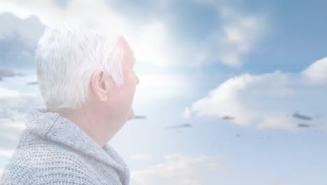 Animación-De-Luz-Brillante-Sobre-Un-Hombre-Mayor-Feliz-Junto-Al-Mar.