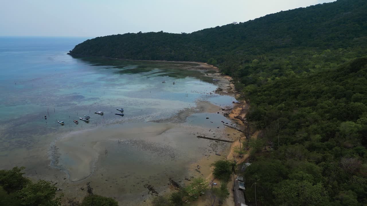 vista aérea de una playa de marea baja con barcos de pesca atracados en la arena en la famosa isla de karimunjava, java central, jepara, indonesia