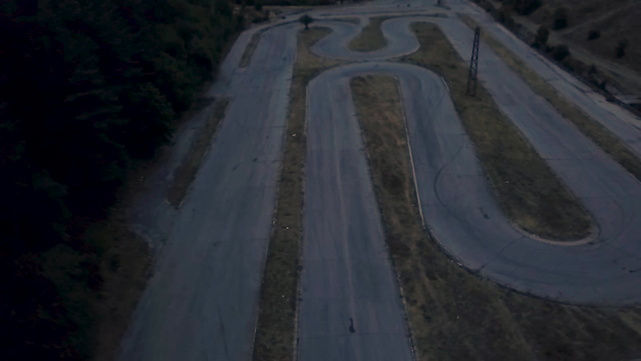 Záběr driftové trati v lese z výšky 2