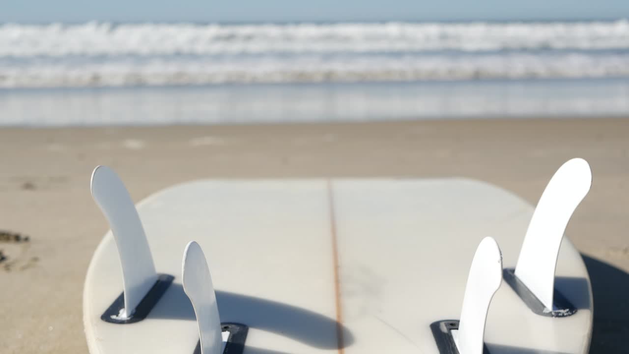 미국 캘리포니아 해안의 해변 모래에 누워있는 서핑을위한 서핑 보드.