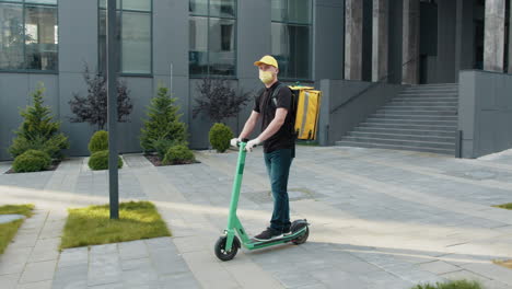 persona de entrega en scooter eléctrico en un entorno urbano