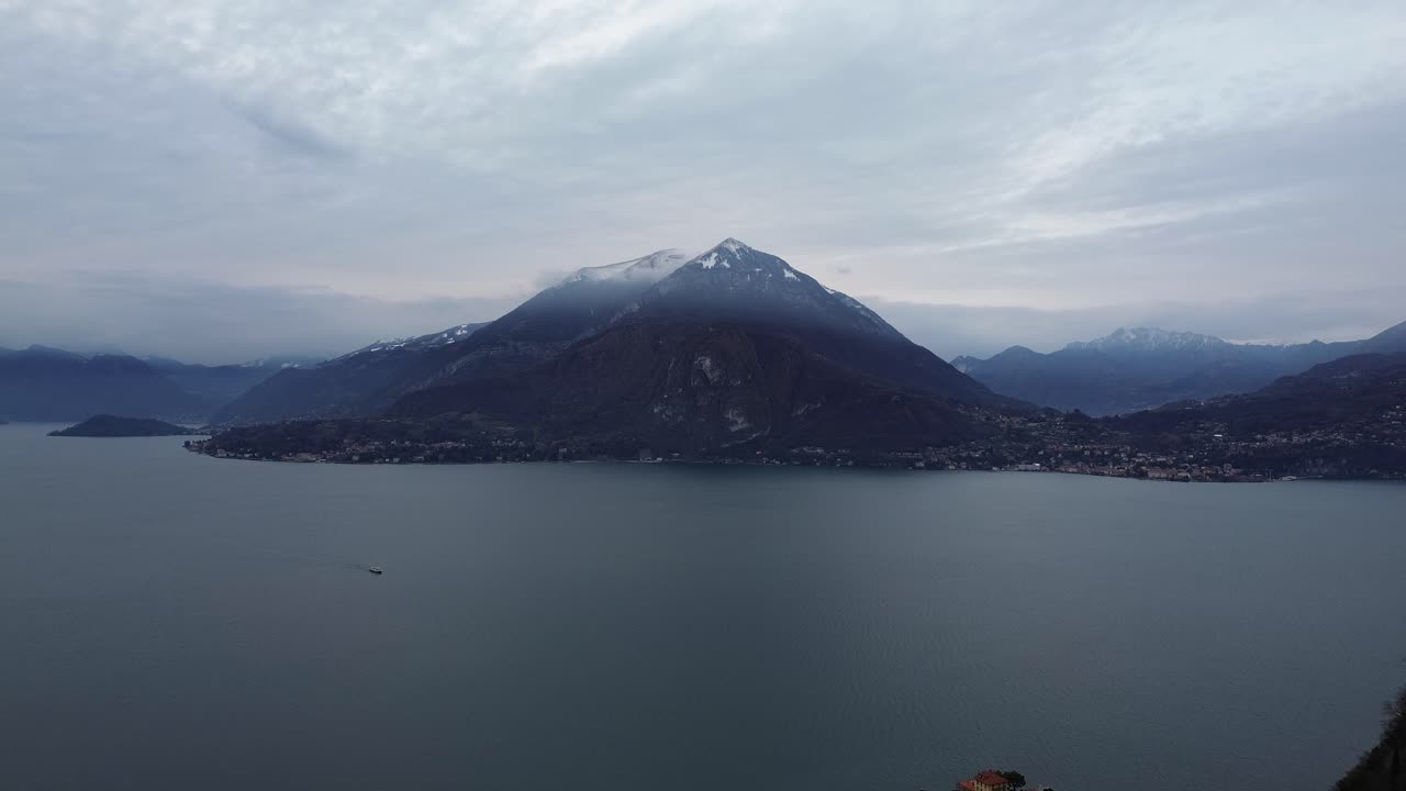 este es tal vez un día nublado feo, porque es gris, triste y nostálgico, pero cuenta muchas historias con agua, cielo y movimientos de drones