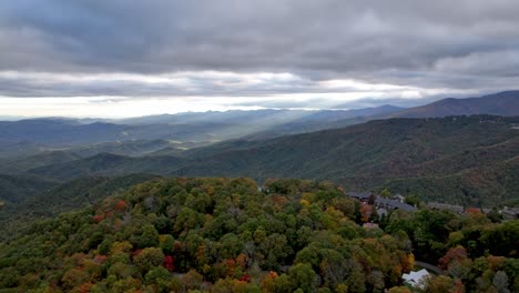 alto empuje aéreo en las montañas de blue ridge desde blowing rock nc, carolina del norte